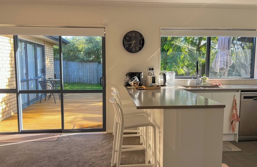 East Tamaki Casa | Family Retreat w/ Playground Views in East Tamaki