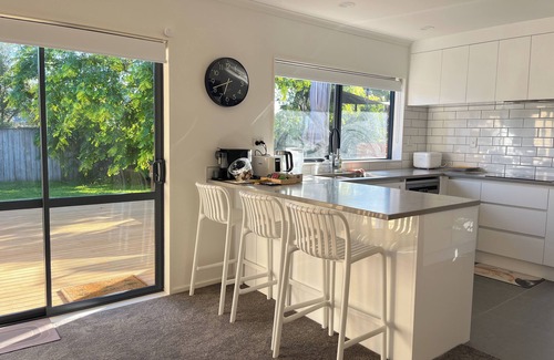 East Tamaki Casa | Family Retreat w/ Playground Views in East Tamaki