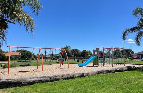 East Tamaki Casa | Family Retreat with Playground Views in East Tamaki