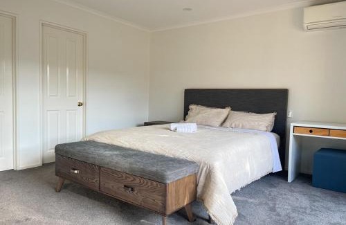 East Tamaki Casa | Family Retreat with Playground Views in East Tamaki