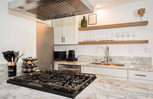 Summerland Condominio | Family Retreat with Private Patio & Lush Gardens