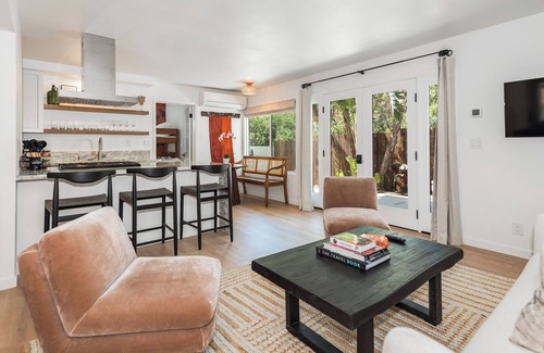 Summerland Condominio | Family Retreat with Private Patio & Lush Gardens