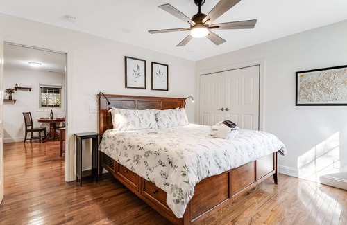 Asheville Cabina | Retiro de rododendro: ¡Espacio perfecto para grupos o familias!
