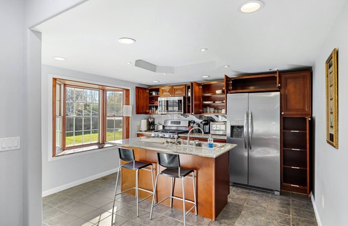 Joliet Casa | Family reunion? Huge House w/6 Bedrooms 3 full baths Washer&Dyer Big Yard WiFi