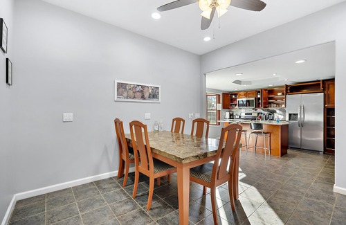 Joliet Casa | Family reunion? Huge House w/6 Bedrooms 3 full baths Washer&Dyer Big Yard WiFi