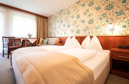 Loipersdorf bei Fuerstenfeld Cama Y Desayuno | Family room, bathroom, WC, garden side - Die Herberge