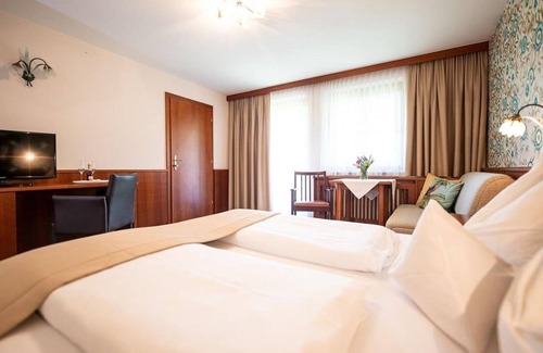 Loipersdorf bei Fuerstenfeld Cama Y Desayuno | Family room, bathroom, WC, garden side - Die Herberge