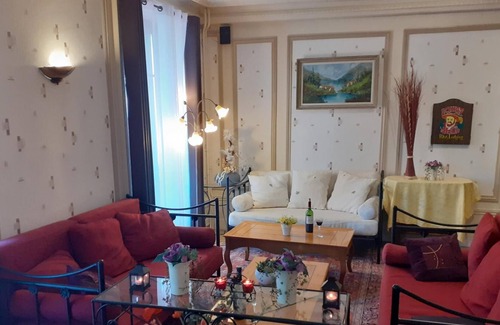 Thiers Casa | Family room couple and two children