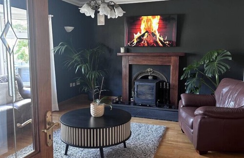 Malahide Casa | Family room (en-suite) in a cozy Guest House, beside pretty Malahide Village, Castle and near Dublin Airport
