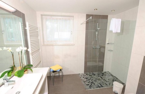 Aigen im Ennstal Cama Y Desayuno | Family room, shower, WC, comfort - Kirchenwirt Aigen