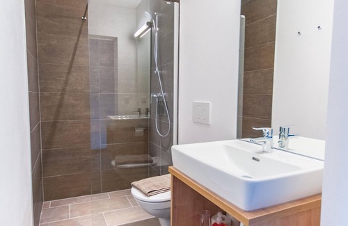 Zell am See Cabaña | Family room, shower, WC, non-smoking - Pension Max