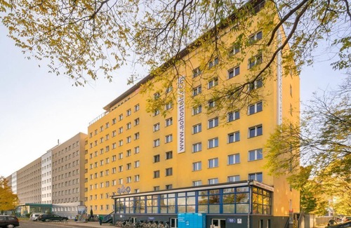 Suedvorstadt Casa | Family room, shower, WC - a&o Dresden Hauptbahnhof