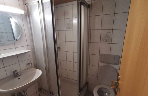 Hirschegg Casa | Familienzimmer Nr. 2, Dusche / WC - Gasthof Hirsch