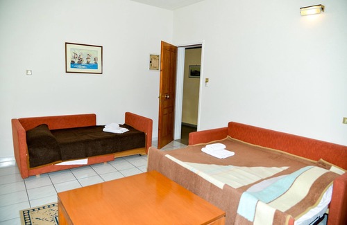 Monemvasia Hotel | Habitación familiar con vista al lado de la roca Monemvasia.