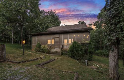 Luray Casa | Family Screened Porch with Swing Fire Pit Grill and Deck