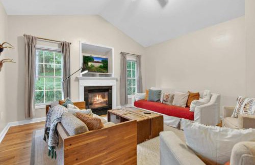 Luray Casa | Family Screened Porch with Swing Fire Pit Grill and Deck
