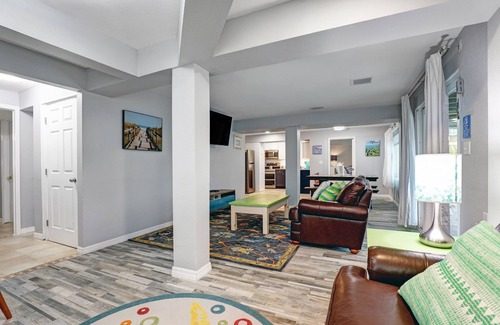 Mid Island Casa | Relajante, Familia, Piscina, Se admiten perros, 400 pies de la playa, Propiedad Premium.