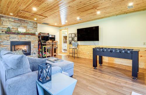 Gatlinburg - Pigeon Forge Casa | Family Sevierville Cottage with Game Room and Hot Tub!