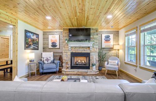 Gatlinburg - Pigeon Forge Casa | Family Sevierville Cottage with Game Room and Hot Tub!