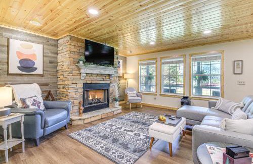 Gatlinburg - Pigeon Forge Casa | Family Sevierville Cottage with Game Room and Hot Tub!