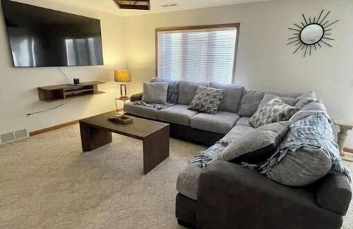 Sioux Falls Casa | Family size home close to hospitals and schools. 2 Car garage & deck