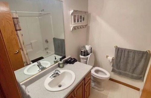 Sioux Falls Casa | Family size home close to hospitals and schools. 2 Car garage & deck