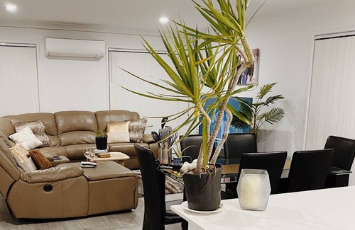 Fletcher Casa | Family size quiet house - nice 3 bedroom home 25 minutes to CBD