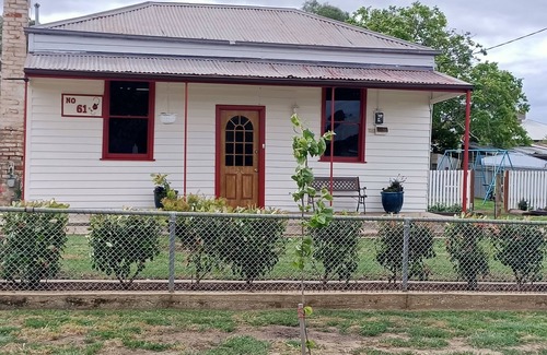 Maryborough Cabaña | Family sized cottage, minutes from the main street. Large enclosed yard BBQ area