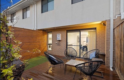 Greenvale Casa | Family-sized home in Melbourne, few minutes from the airport. Kids friendly