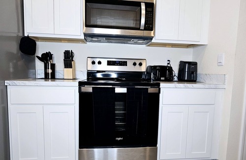 OakLeaf Plantation Casa | Family-sized townhome, mins from wedding venue & shopping @ Oakleaf Town Center