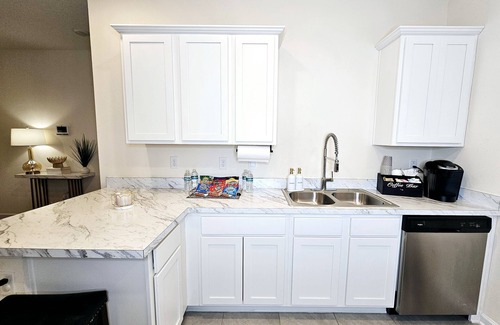 OakLeaf Plantation Casa | Family-sized townhome, mins from wedding venue & shopping @ Oakleaf Town Center
