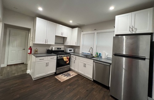 East Orange Casa | Family sized unit with accessible groceries and free drive way for parking