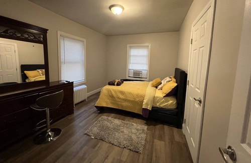 East Orange Casa | Family sized unit with accessible groceries and free drive way for parking