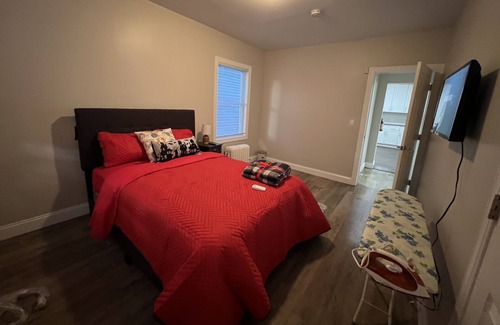 East Orange Casa | Family sized unit with accessible groceries and free drive way for parking