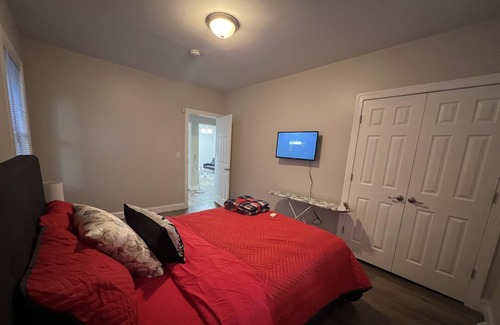 East Orange Casa | Family sized unit with accessible groceries and free drive way for parking