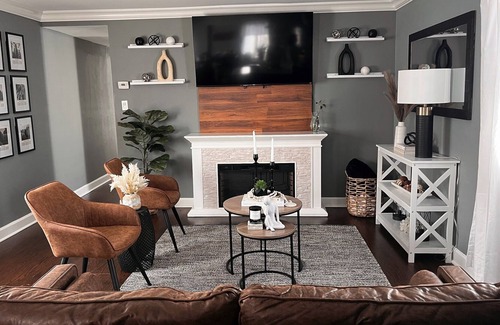 Elk Grove Village Casa | Family sized home has all the amenities you need. Pet friendly !