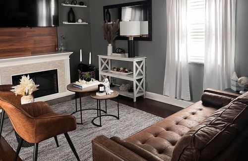Elk Grove Village Casa | Family sized home has all the amenities you need. Pet friendly !