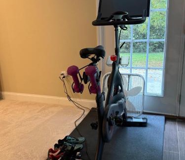 Troutville Casa | Family stay with Pets, EV Charger, Peloton