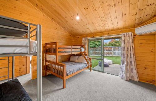 Albert Town Casa | Family Stays very private close to Park with a Games Room Sleeps 10