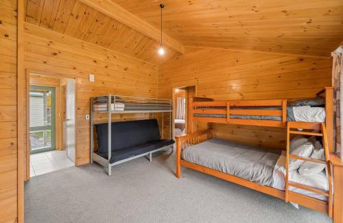 Albert Town Casa | Family Stays very private close to Park with a Games Room Sleeps 10