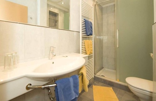 Rauris Cabaña | Suite familiar con baño, WC - Bräu, *** Hotel-Gasthof