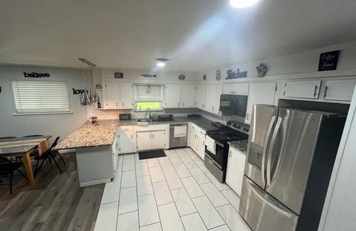 North Richland Hills Casa | Family/ Team Spacious 5-bedroom house 16+ beds WiFi, AC in North Richland Hills