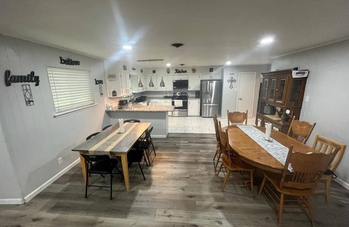 North Richland Hills Casa | Family/ Team Spacious 5-bedroom house 16+ beds WiFi, AC in North Richland Hills