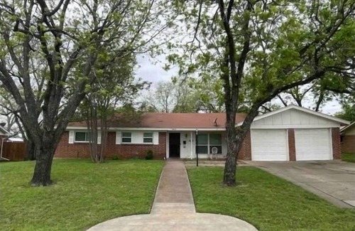 North Richland Hills Casa | Family/ Team Spacious 5-bedroom house 16+ beds WiFi, AC in North Richland Hills
