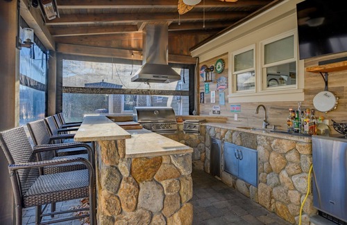 Hyannis Casa | Family Tides - Central location, pool, hot tub, outdoor kitchen, dog pen
