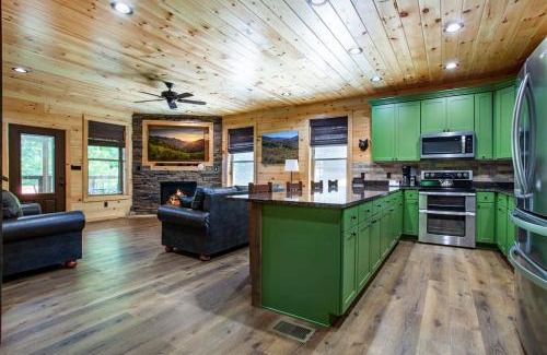 Gatlinburg - Pigeon Forge Casa | Family Time - Theatre - Fire Pit - Hot Tub & Views