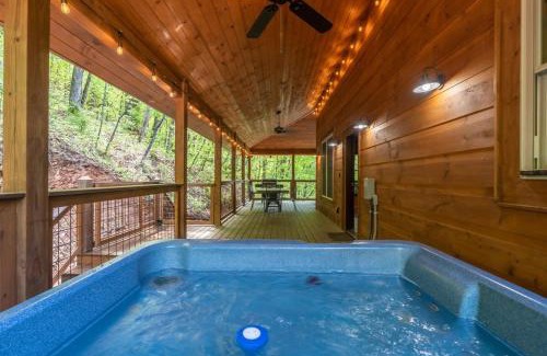 Gatlinburg - Pigeon Forge Casa | Family Time - Theatre - Fire Pit - Hot Tub & Views