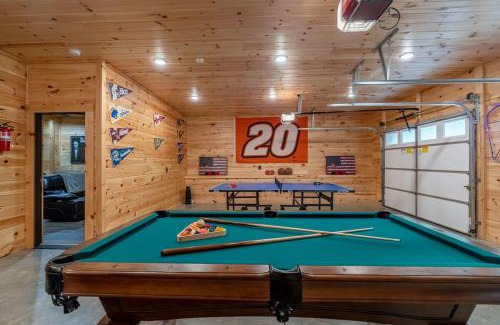 Gatlinburg - Pigeon Forge Casa | Family Time - Theatre - Fire Pit - Hot Tub & Views