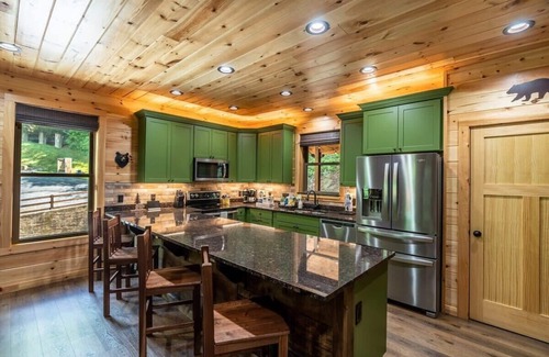 Gatlinburg - Pigeon Forge Cabina | Family Time - Theatre - Fire Pit - Hot Tub & View