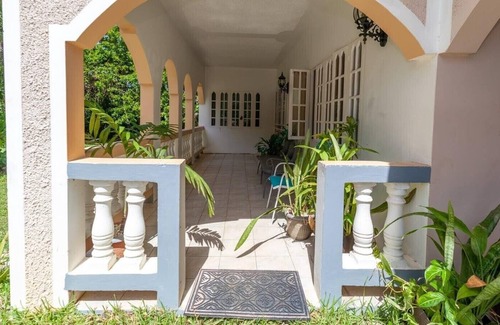 West End Villa | Family type Villa. 5 minutes fr cliff diving, 10 minutes fr beach.
